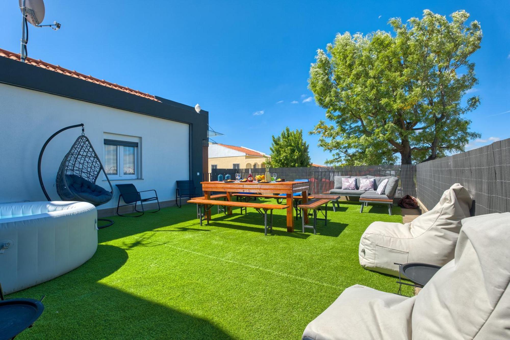 Portucale ! Santa Clara Terrace & Jacuzzi Apartment *
