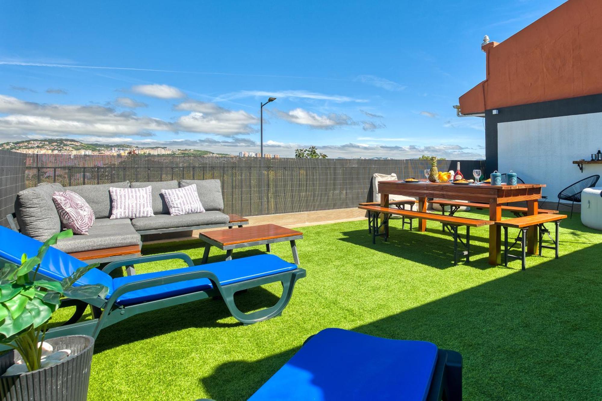 Portucale ! Santa Clara Terrace & Jacuzzi Apartment *